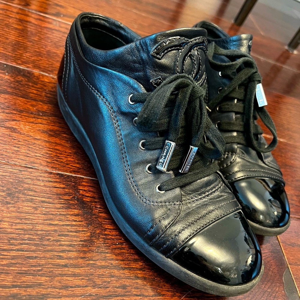 Interlocking CC logo leather Chanel sneakers - Picture 2 of 2